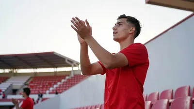 La afición del Rayo Vallecano, encabezada por los Bukaneros, llama a llenar el estadio este sábado para convertir el...