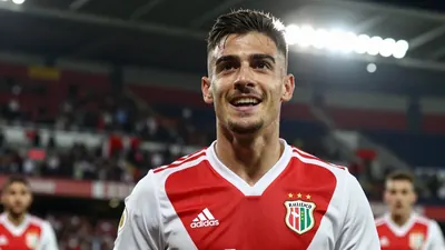 Sergio Camello firmó un doblete y Andrei Ratiu anotó en la remontada 3-2 ante el Racing de Santander, logrando los...