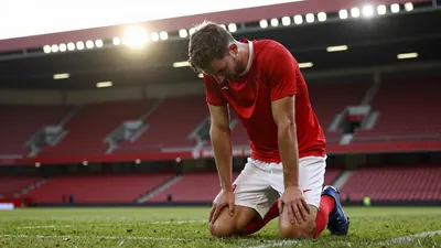 El defensa brasileño de 29 años sufre una rotura del ligamento cruzado anterior en la rodilla derecha, lo que supone un...