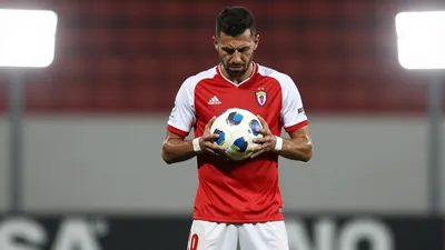 Rayo Vallecano's sensorized ball technology failed in the match against Sevilla, causing a delay in the start of the game
