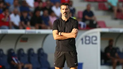 El entrenador del Rayo Vallecano, Beñat San José, respeta el derecho a la protesta de la afición pero pide al vestuario...