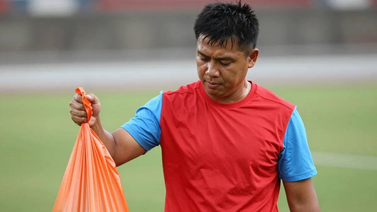 Rayo Vallecano: El vicepresidente recoge basura en el Estadio de Vallecas